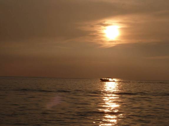 Lindo entardecer no barco a caminho do mergulho com as arraias manta, em Kona, na Big Island, no Havaí